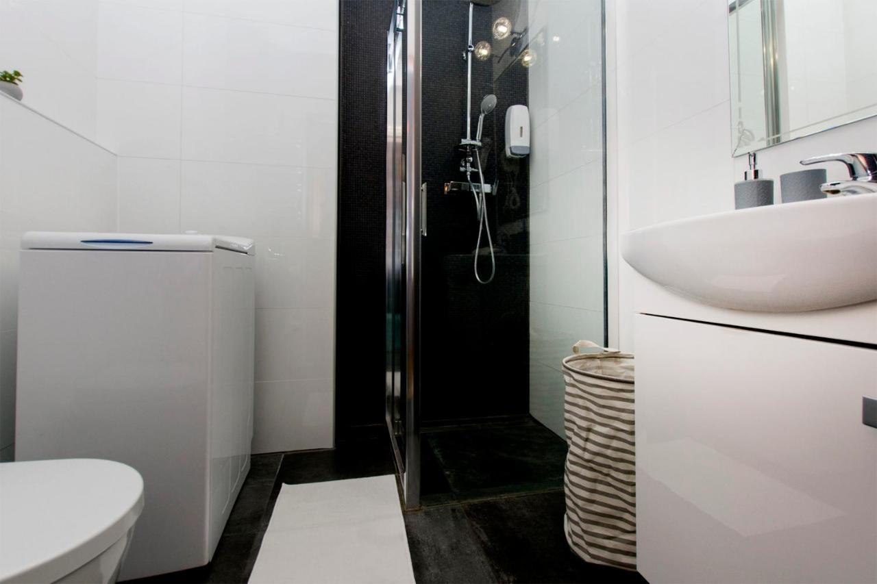 Old Town Dlugi Targ Apartment กดัญสก์ ภายนอก รูปภาพ